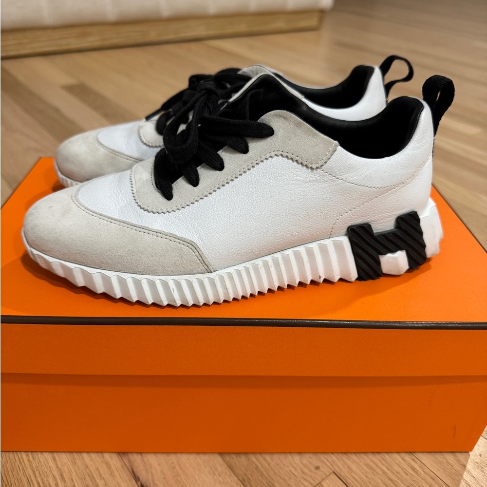 Hermes. Women bouncing sneaker